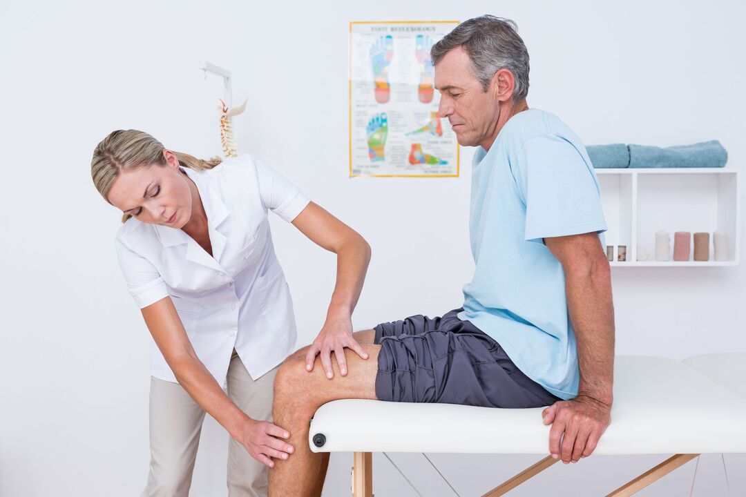 lekár vyšetrujúci pacienta s artrózou kolena